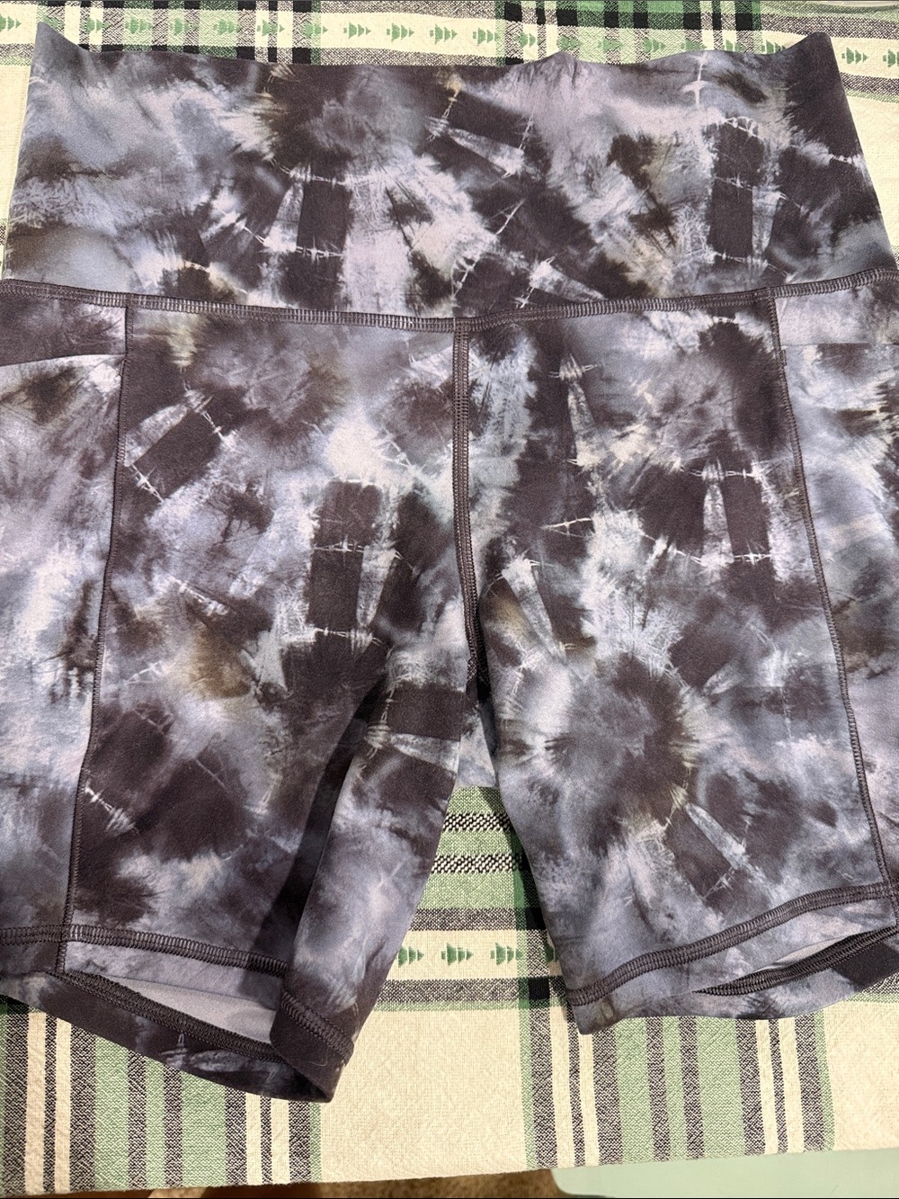 Athleta Black & Gray Tie-Dye High-Waist Salutation Stash 7” Shorts